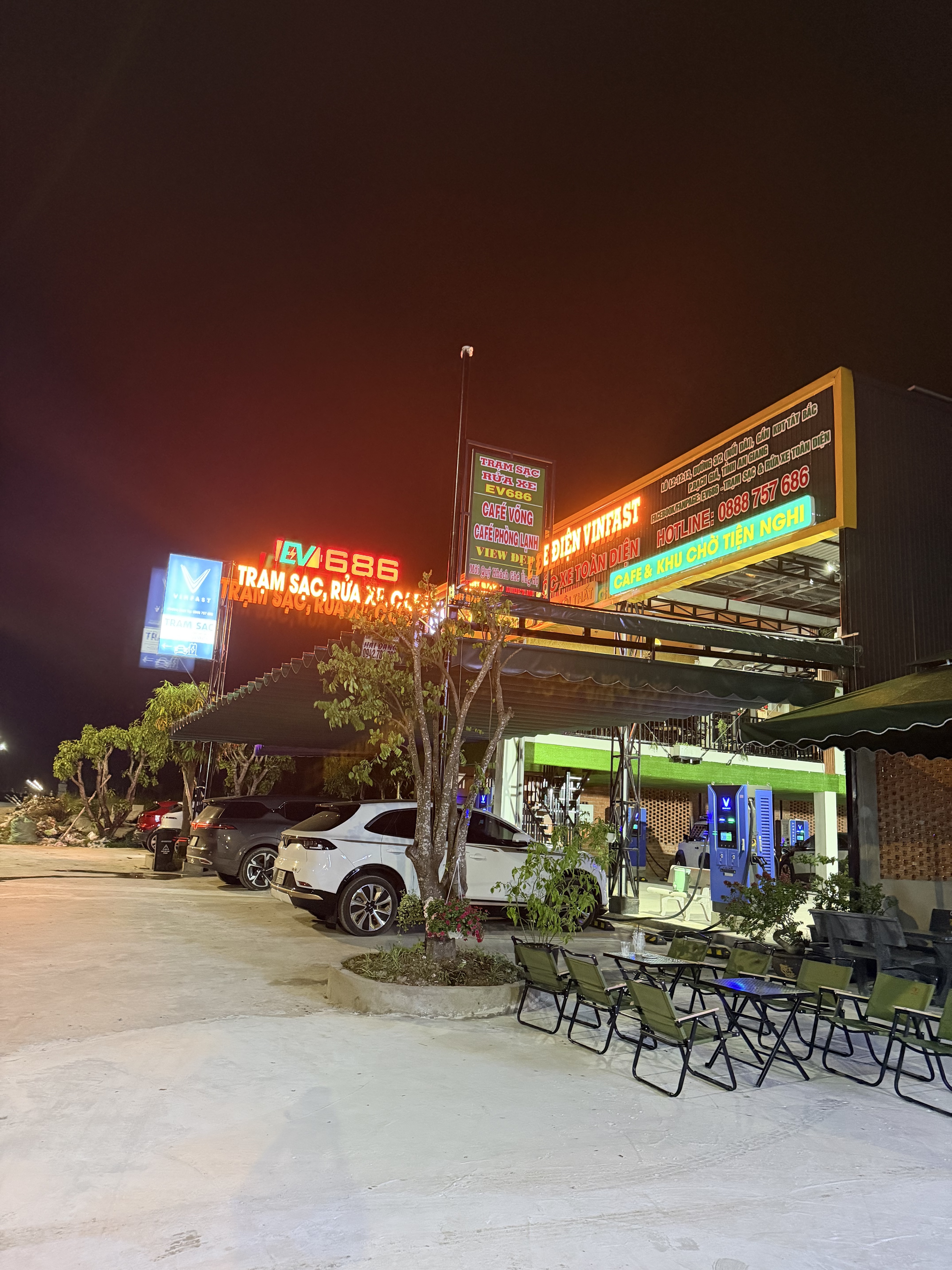 Mặt tiền EV686 ban đêm